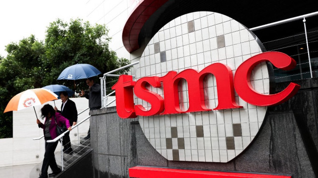 Le titan taïwanais de la fabrication de semi-conducteurs TSMC a annoncé le 17 avril 2025 une hausse de son bénéfice net au premier trimestre, alors que le spectre des droits de douane américains sur la technologie critique assombrit les perspectives de la demande.