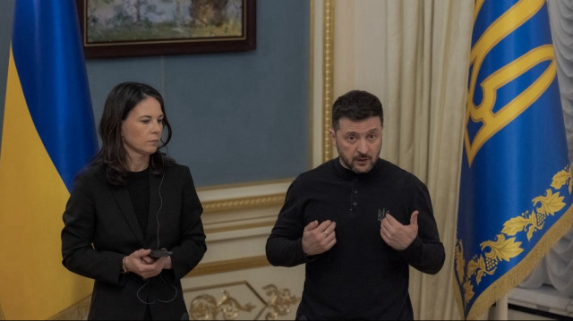 Le président ukrainien Volodymyr Zelensky (à droite) et la ministre allemande des Affaires étrangères Annalena Baerbock donnent une conférence de presse commune à Kiev le 1er avril 2025, dans le contexte de l'invasion russe de l'Ukraine.