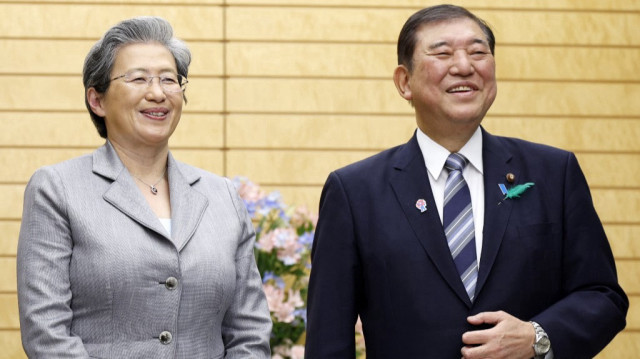 Le Premier ministre japonais Shigeru Ishiba (à droite) et Lisa Su, présidente-directrice générale d'Advanced Micro Devices (AMD), sourient au début de leur rencontre à la résidence officielle du Premier ministre à Tokyo, le 17 avril 2025.