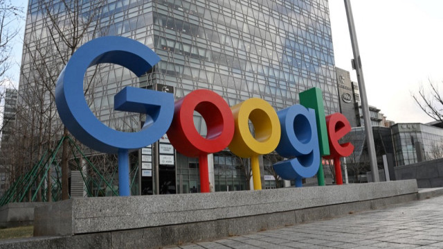 Les autorités américaines reprochaient à Google de contrôler les outils de gestion publicitaire et les plateformes d’enchères publicitaires, imposant ainsi des prix artificiellement élevés aux annonceurs tout en limitant leurs revenus.
