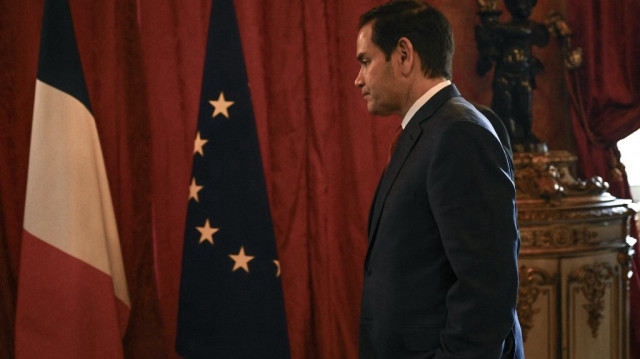 Le secrétaire d'État américain Marco Rubio quitte le Quai d'Orsay, le ministre français des Affaires étrangères après une réunion bilatérale avec son homologue français à Paris, le 17 avril 2025.