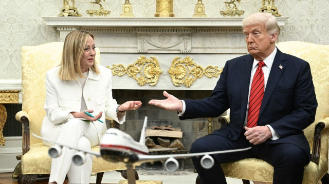 Le président américain Donald Trump rencontre le Premier ministre italien Giorgia Meloni dans le bureau ovale de la Maison Blanche à Washington, DC, le 17 avril 2025. Le Premier ministre italien Giorgia Meloni rencontre Donald Trump jeudi à Washington, espérant qu'une offensive de charme personnelle puisse aider à convaincre le président américain de conclure un accord plus favorable sur les droits de douane de l'UE.