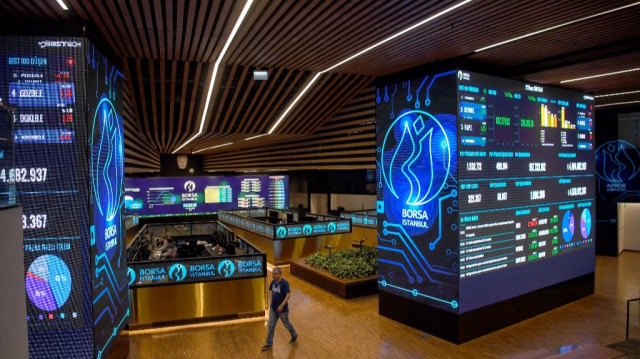 Un trader marche dans la salle des marchés debourse de la Borsa Istanbul.