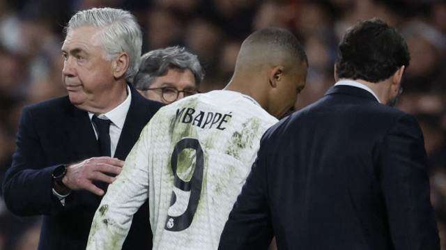 L'attaquant français du Real Madrid, Kylian Mbappé, quitte le terrain après s'être blessé lors du match retour des quarts de finale de la Ligue des champions entre le Real Madrid et Arsenal, au stade Santiago Bernabeu à Madrid, le 16 avril 2025. 