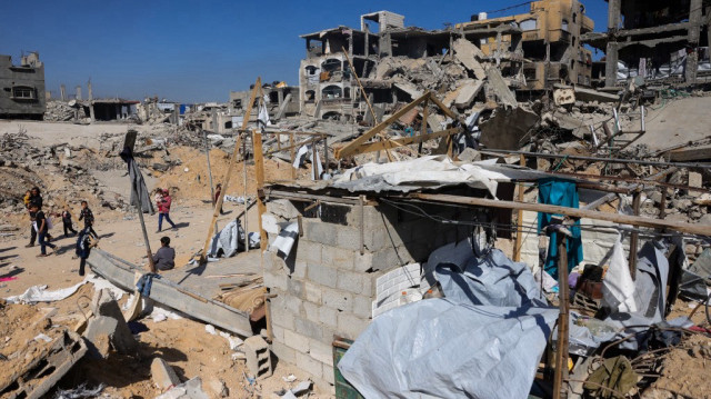 Des enfants se rassemblent près d'un abri de fortune détruit à la suite d'une frappe israélienne à Beit Lahia, le 17 avril 2025.
