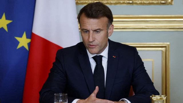 Le président français Emmanuel Macron s'exprime lors d'une réunion diplomatique avec le chef du bureau présidentiel ukrainien, le conseiller à la sécurité nationale du Royaume-Uni, l'envoyé spécial américain, le secrétaire d'État américain et le conseiller à la sécurité nationale de l'Allemagne au palais présidentiel de l'Élysée à Paris, le 17 avril 2025.