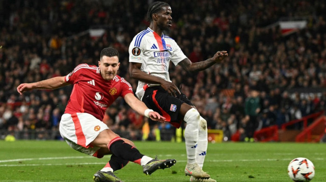 Le défenseur portugais de Manchester United, Diogo Dalot, tire et marque le deuxième but de son équipe lors du quart de finale retour de la Ligue Europa contre Lyon, au stade d'Old Trafford à Manchester, le 17 avril 2025.