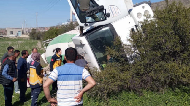 Konya’da beton mikseri devrildi.