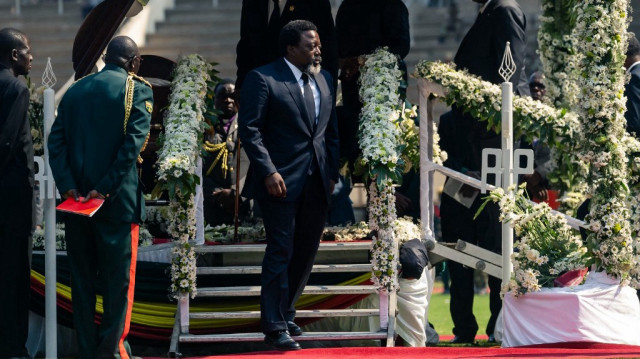 L'ancien président de la RDC, Joseph Kabila, quitte le podium après avoir fait un dernier adieu au cercueil du défunt président zimbabwéen Robert Mugabe, le 14 septembre 2019, lors d'une cérémonie d'adieu organisée pour la famille et les chefs d'État au National Sports Stadium à Harare.