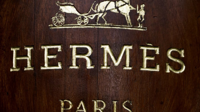 L'enseigne Hermès est photographiée au-dessus de la façade d'un magasin.