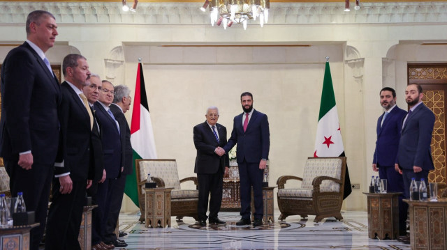 Le président de l'autorité palestinienne, Mahmoud Abbas, et le président syrien Ahmed al-Sharaa, à Damas, le 18 avril 2025.