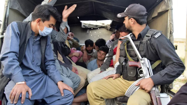 Pakistan'daki kaçak göçmenler sınır dışı edildi