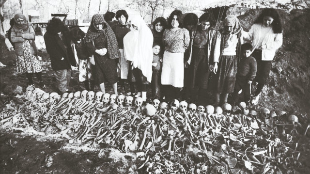 28 Şubat 1986'daki kazıda Iğdır'ın Oba Köyü'nde Ermeniler tarafından topluca katledilen Türklere ait kemikler görülüyor.