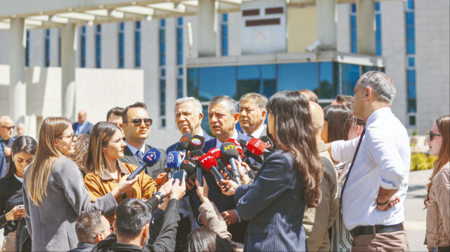 Özel’e, Hukuk ve Seçim İşlerinden Sorumlu Genel Başkan Yardımcısı Gül Çiftci, CHP Grup Başkanvekili Murat Emir ve Ankara Büyükşehir Belediye Başkanı Mansur Yavaş eşlik etti.
