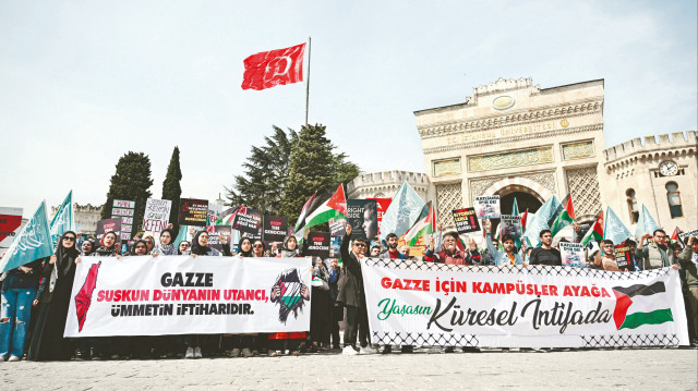 Grup, cuma namazının ardından "Kampüsler Gazze İçin Ayakta" eylemi için Beyazıt Kampüsü önünde toplandı.