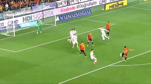 İsmail Köybaşı havada asılı kaldı: Beşiktaş'a müthiş attı | VİDEO