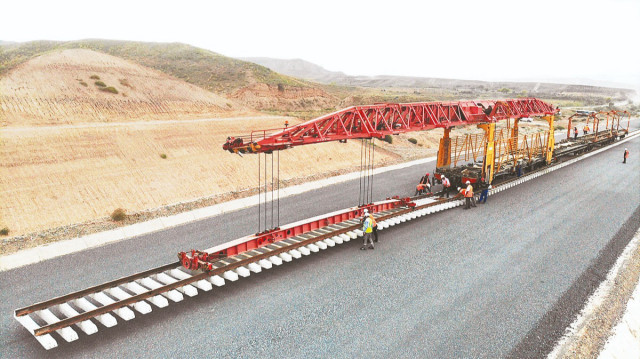 Proje kapsamında, toplam uzunluğu 11 bin 373 metre olan 5 tünel, 4 bin 701 metrelik 19 aç-kapa tünel, 2 bin 878 metrelik 3 viyadük, 628 metrelik 10 adet köprü ile 144 altgeçit, 27 üstgeçit ve 480 menfez inşa edilecek.