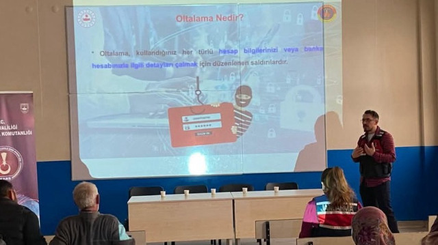 Kars İl Jandarma Komutanlığı Siber Suçlarla Mücadele Şube Müdürlüğü ekipleri tarafından özellikle internet ve sosyal medya kullanımı sırasında karşılaşılabilecek riskler anlatıldı.