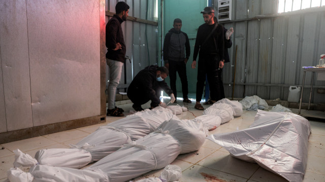 Un employé de la morgue enveloppe le corps d'une jeune victime parmi celles qui ont été tuées par les bombardements israéliens à Jabalia, à l'hôpital indonésien de Beit Lahia, dans le nord de la bande de Gaza, le 18 avril 2025. L'agence de défense civile de Gaza a déclaré le 18 avril que 15 personnes, dont 10 d'une même famille, avaient été tuées lors de deux frappes nocturnes, alors qu'Israël poursuivait son offensive militaire incessante dans le territoire palestinien. Israël a repris son offensive militaire intense dans le territoire palestinien après qu'un accord de cessez-le-feu entré en vigueur le 19 janvier a été rompu deux mois plus tard en raison de divergences concernant la phase suivante.