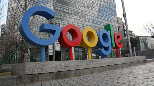 Le logo de Google est visible à l'extérieur d'un bâtiment abritant les bureaux de Google à Pékin, le 4 février 2025. Le 17 avril 2025, un juge américain a décidé que Google détenait un monopole sur le marché des technologies publicitaires en ligne, une décision qui pourrait ébranler le moteur de revenus du géant de la technologie. Le gouvernement fédéral et plus d'une douzaine d'États américains ont intenté une action antitrust contre Google, propriété d'Alphabet, l'accusant d'agir illégalement pour dominer trois secteurs de la publicité numérique : les serveurs d'annonces des éditeurs, les outils des annonceurs et les échanges d'annonces.