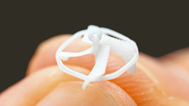 Uçan robot tıpkı bir yaban arısı gibi çiçekten çiçeğe konarak nektar toplayabiliyor.