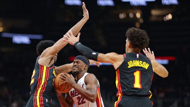Basketbol Şampiyonlar Ligi çeyrek final ikinci maçında Galatasaray ile ERA Basketball Nymburk, Basketbol Gelişim Merkezi'nde karşılaştı. Bir pozisyonda Galatasaray oyuncusu James Palmer (solda) ile ERA Basketball Nymburk oyuncusu Ondrej Sehnal (sağda) mücadele etti.