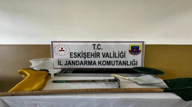 Jandarma ekipleri Eskişehir'de kaçak kazı yapanları suçüstü yakaladı.