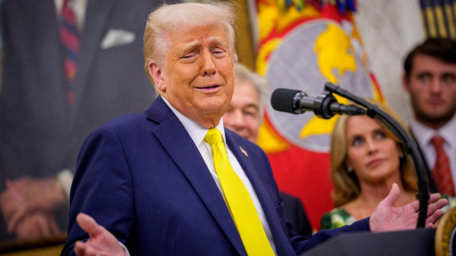Le président des États-Unis Donald Trump fait un geste lors de la cérémonie de prestation de serment du Dr Mehmet Oz en tant qu'administrateur de Medicare and Medicaid Services dans le bureau ovale de la Maison Blanche, le 18 avril 2025 à Washington, DC. Mehmet Oz a fait part de sa volonté de permettre aux Américains d'accéder à des soins de qualité tout en réduisant les maladies chroniques et en modernisant les systèmes Medicare et Medicaid.