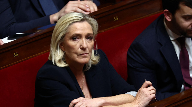 La présidente du groupe parlementaire du Rassemblement national, Marine Le Pen, assiste à une séance de questions au gouvernement à l'Assemblée nationale, la chambre basse du Parlement français, à Paris, le 1er avril 2025. Le possible obstacle juridique à la candidature de Marine Le Pen à l'élection présidentielle de 2027 redistribue également les cartes pour ses rivaux, chacun d'entre eux réévaluant ses chances d'atteindre le second tour face à la triple candidate ou à son dauphin Jordan Bardella.