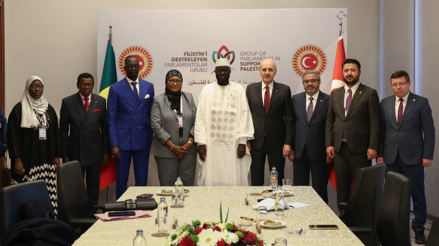 Le président du Parlement turc, Numan Kurtulmus (4e à droite), rencontre le président de l'Assemblée nationale sénégalaise, Malick Ndiaye (5e à droite), à Istanbul, en Türkiye, le 18 avril 2025.