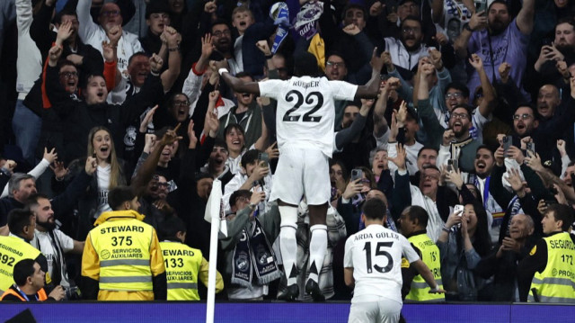 Le défenseur allemand du Real Madrid, Antonio Rüdiger, célèbre le quatrième but de son équipe lors de la demi-finale retour de la Coupe du Roi face à la Real Sociedad, le 1er avril 2025.