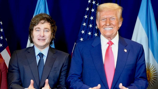 Cette image diffusée par la présidence argentine montre le président argentin Javier Milei (G) et le président américain Donald Trump faisant un geste alors qu'ils posent pour une photo dans le cadre de la conférence annuelle Conservative Political Action Conference (CPAC) au Gaylord National Resort & Convention Center at National Harbor à Oxon Hill, Maryland, États-Unis, le 22 février 2025.