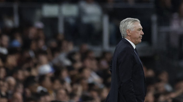 L'entraîneur italien du Real Madrid, Carlo Ancelotti, lors du match retour de la demi-finale de la Coupe du Roi entre le Real Madrid et la Real Sociedad au stade Santiago Bernabéu à Madrid, le 1er avril 2025.