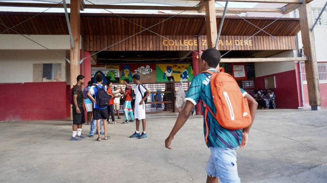 Des élèves de troisième se rassemblent devant le collège Zena M'dere, qui accueille habituellement 1400 élèves, à Pamandzi, sur le territoire français de Mayotte dans l'océan Indien, le 27 janvier 2025.