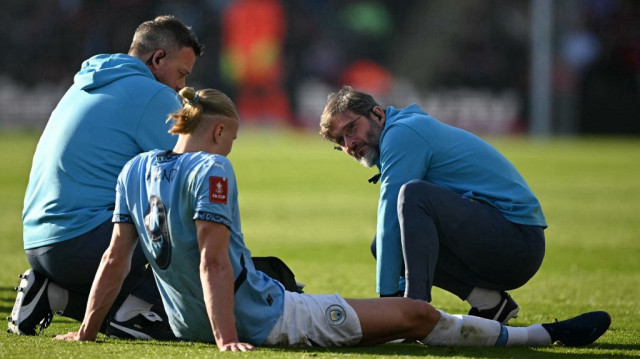 L'attaquant norvégien de Manchester City, Erling Haaland, reçoit des soins médicaux après avoir subi une blessure lors du match de quart de finale de la Coupe d'Angleterre entre Bournemouth et Manchester City, le 30 mars 2025.