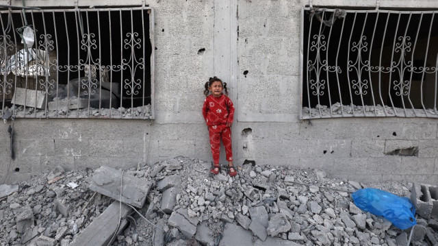 Une jeune fille palestinienne pleure alors qu'elle se tient au-dessus de débris près d'une maison qui a été touchée par des frappes israéliennes à Khan Yunis, dans le sud de la bande de Gaza, le 2 avril 2025.
