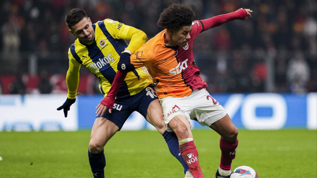 Trendyol Süper Lig'in 25. haftasında Galatasaray ile Fenerbahçe takımları RAMS Park'ta karşılaştı. Bir pozisyonda Galatasaray oyuncusu Gabriel Sara (sağda) ile Fenerbahçe oyuncusu Dusan Tadic (solda) mücadele etti.