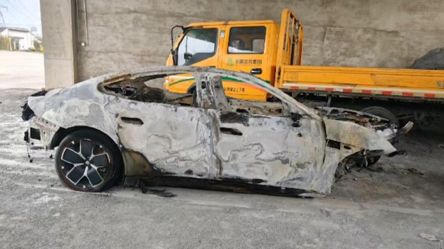 Selon l’entreprise, la voiture aurait détecté un obstacle sur un chantier et émis un avertissement avant de rendre le contrôle au conducteur. Quelques secondes plus tard, le véhicule a percuté la barrière à 97 km/h.