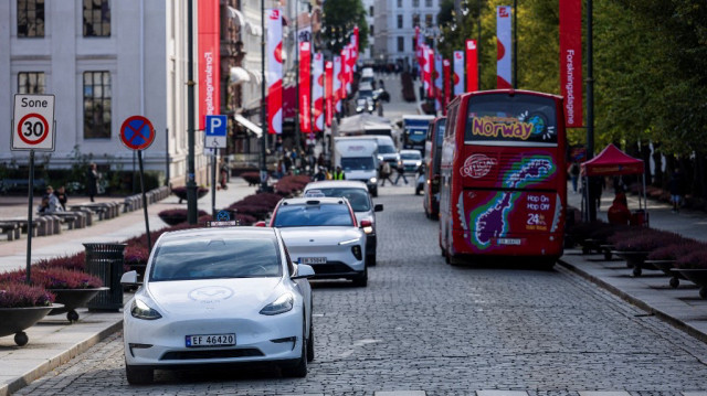 La Tesla modèle Y d'Oslo Taxi et le véhicule électrique NIO ET5 juste derriére circulent dans la capitale norvégienne, Oslo.