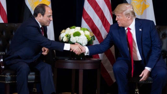 Le président américain Donald Trump serre la main du président égyptien Abdel Fattah el-Sisi.
