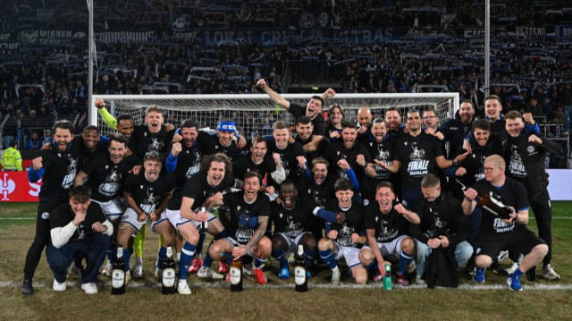 Les joueurs de Bielefeld célèbrent leur victoire en demi-finale de la Coupe d'Allemagne (DFB-Pokal) contre le Bayer 04 Leverkusen à Bielefeld, dans l'ouest de l'Allemagne, le 1er avril 2025. 