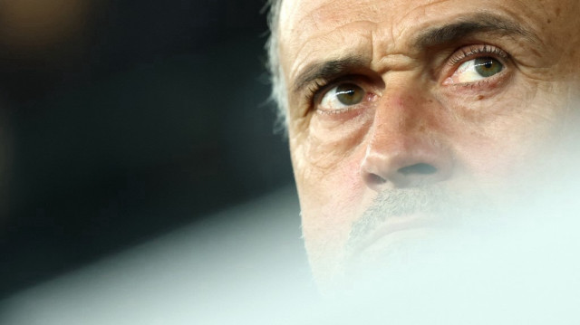 L'entraîneur espagnol du Paris Saint-Germain, Luis Enrique, lors du match de Ligue 1 entre l'AS Saint-Étienne et le Paris Saint-Germain (PSG) au stade Geoffroy-Guichard à Saint-Étienne, dans le centre de la France, le 29 mars 2025.