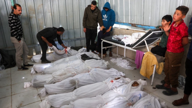 Des personnes pleurent les corps enveloppés des personnes tuées lors d'une frappe israélienne qui a visé une clinique de l'ONU dans le camp de réfugiés palestiniens de Jabalia, à l'hôpital indonésien de Beit Lahia, dans le nord de la bande de Gaza, le 2 avril 2025.