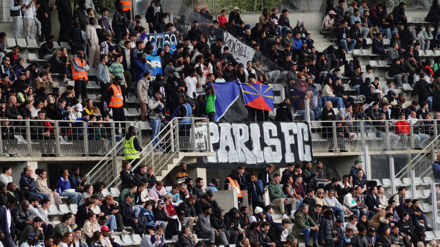 Groupe de supporters du Paris FC.