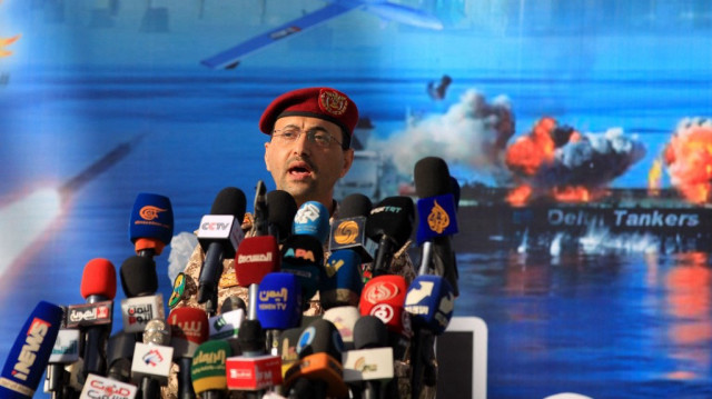 Dans un discours télévisé, le porte-parole militaire des Houthis, Yahya Saree, a justifié l’attaque comme une riposte à “l’agression américaine” contre le Yémen.
