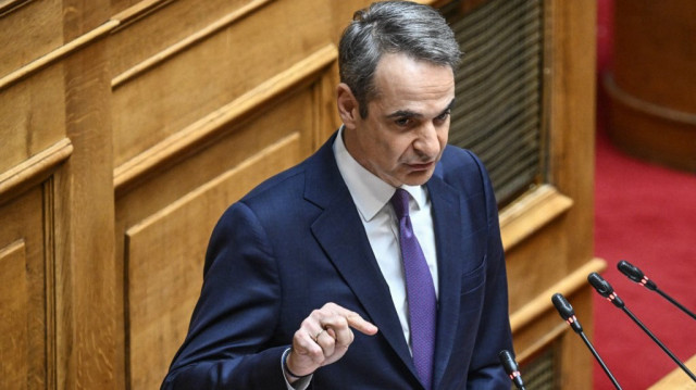 Le Premier ministre grec Kyriakos Mitsotakis s'adresse au public au Parlement grec à Athènes, le 2 avril 2025. La Grèce dépensera 25 milliards d'euros jusqu'en 2036 pour la révision "la plus radicale" de son histoire moderne en matière de défense, a déclaré M. Mitsotakis le 2 avril 2025.