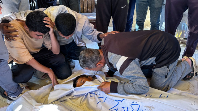 Des personnes en deuil font leurs adieux à un enfant palestinien tué lors d'une frappe israélienne, à l'hôpital Nasser de Khan Yunis, dans le sud de la bande de Gaza, le 19 avril 2025.