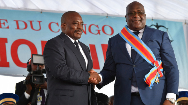 Le président sortant de la République démocratique du Congo, Joseph Kabila (à gauche), serre la main du nouveau président, Felix Tshisekedi, le 24 janvier 2019, après sa prestation de serment à Kinshasa. Le chef de l'opposition Felix Tshisekedi a prêté serment le 24 janvier 2019 en tant que président de la République démocratique du Congo, marquant la première passation de pouvoir pacifique jamais réalisée dans le pays après des élections chaotiques et âprement disputées.  Tshisekedi a prêté serment avant de recevoir le drapeau national et une copie de la constitution des mains du président sortant Joseph Kabila, qui s'est retiré après 18 ans à la tête du plus grand pays d'Afrique subsaharienne.