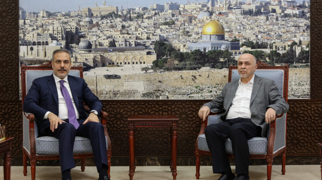 Le ministre turc des Affaires étrangères Hakan Fidan (à gauche) rencontre le président du Conseil de la Choura du Hamas, Mohammed Darwish, (à droite) à Doha, au Qatar, le 2 février 2025.