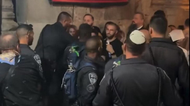 شرطة الاحتلال تعتدي على مسيحيين فلسطينيين في كنيسة القيامة بالقدس
